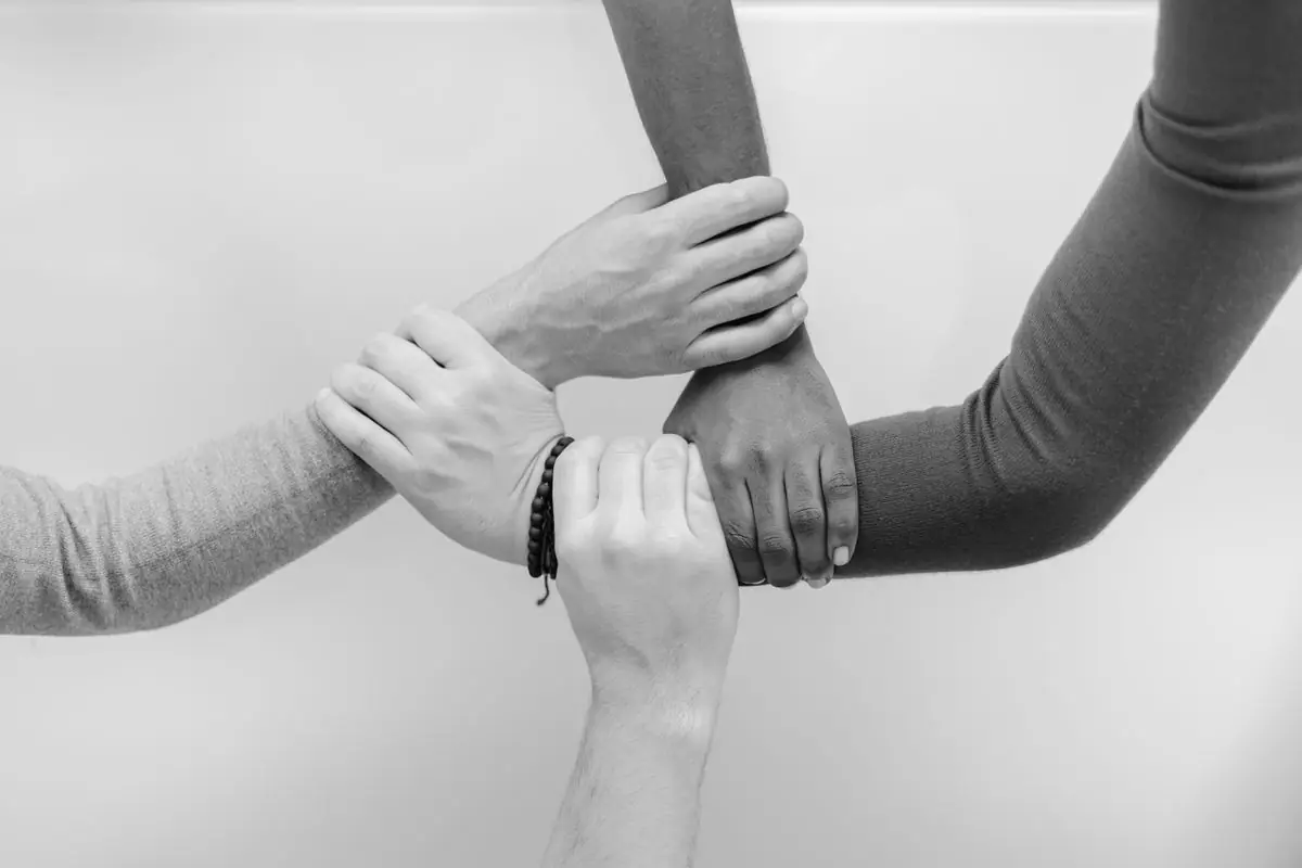 Dos manos de personas adultas que se sostienen